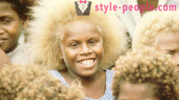 Η ιστορία των μαύρων κατοίκων της Μελανησίας με ξανθά μαλλιά