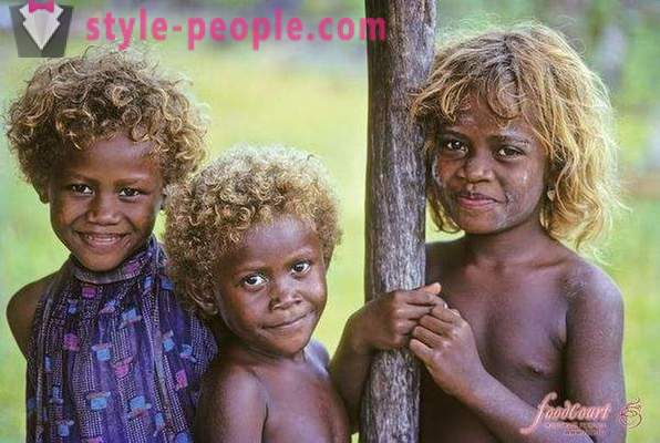 Η ιστορία των μαύρων κατοίκων της Μελανησίας με ξανθά μαλλιά