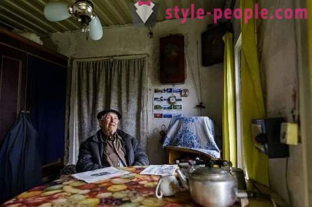 85-year-old δάσκαλο του χωριού έχουν συγκεντρωθεί στο σπίτι, αλλά έδωσε τα χρήματα για τα ορφανά