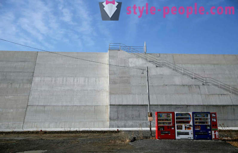 Ακτή της Ιαπωνίας, το τσουνάμι ζημιές το 2011, προστατευμένη τον τοίχο 12 μέτρων