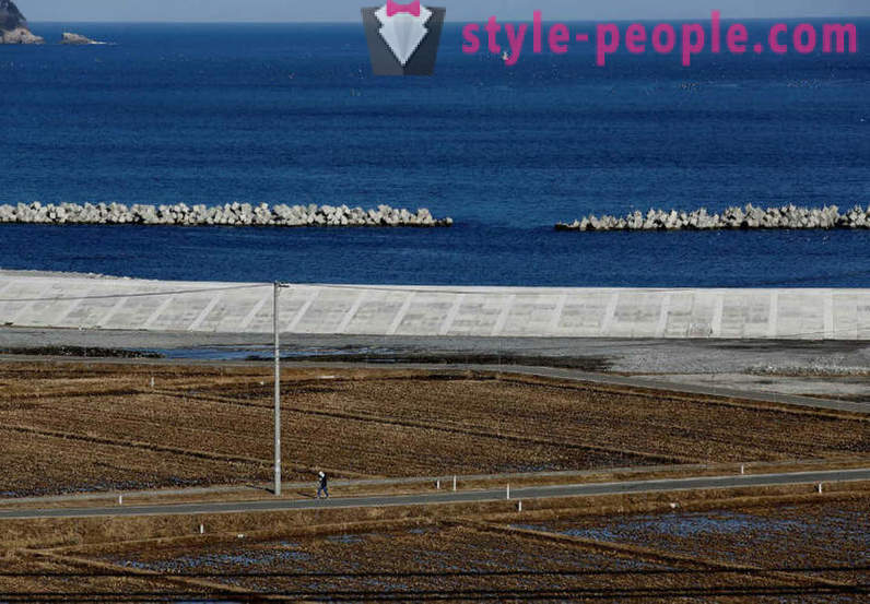 Ακτή της Ιαπωνίας, το τσουνάμι ζημιές το 2011, προστατευμένη τον τοίχο 12 μέτρων