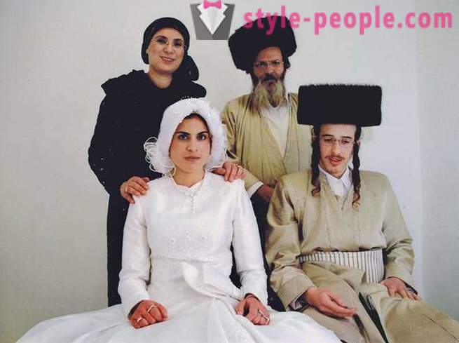 Γιατί τα θρησκευτικά τους Εβραίους να φορούν ειδικά ρούχα