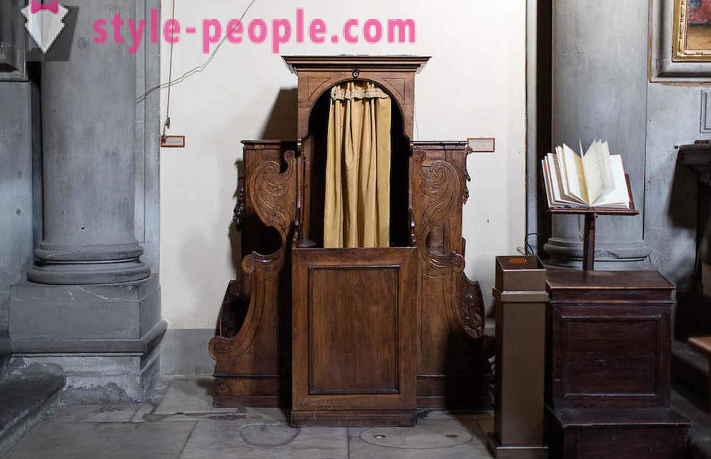 Εξομολογητηρίων στην ιταλική εκκλησία. Φωτογράφος Marcella Hakbardt