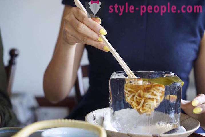 Πορσελάνη - χθες. Στα ιαπωνικά εξυπηρετεί noodles σε κύβους πάγου