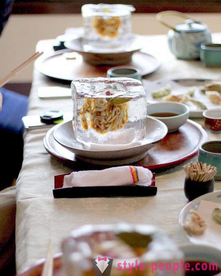Πορσελάνη - χθες. Στα ιαπωνικά εξυπηρετεί noodles σε κύβους πάγου