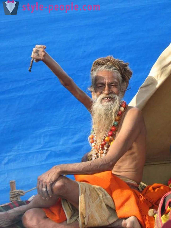 Ινδουιστής κρατά ένα χέρι εδώ για 43 χρόνια