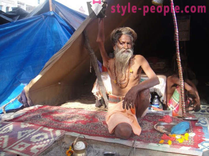Ινδουιστής κρατά ένα χέρι εδώ για 43 χρόνια