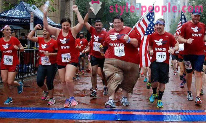 Τρέξτε, χωρίς να σταματήσει: ο άνθρωπος που ζυγίζει 250 κιλά εμπνέει τους ανθρώπους με το παράδειγμά του