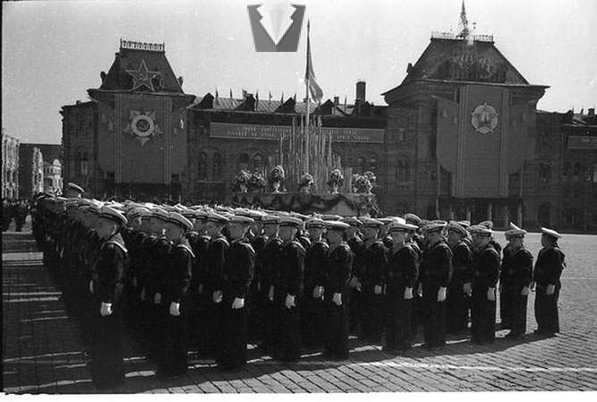 Η παρέλαση στην Κόκκινη Πλατεία στις 1 Μάη του 1951
