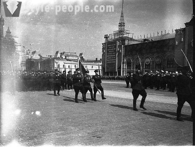 Η παρέλαση στην Κόκκινη Πλατεία στις 1 Μάη του 1951