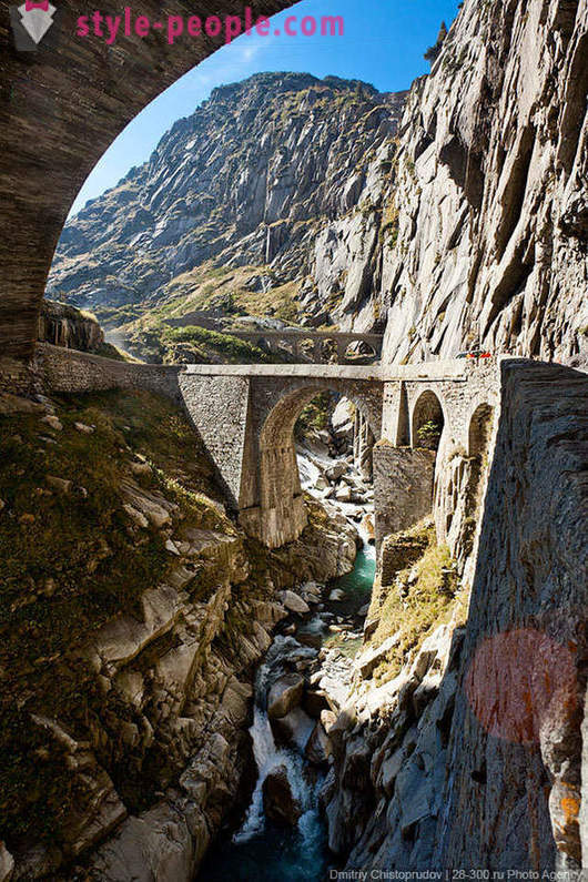 Γέφυρα του διαβόλου και η Suvorov στην Ελβετία