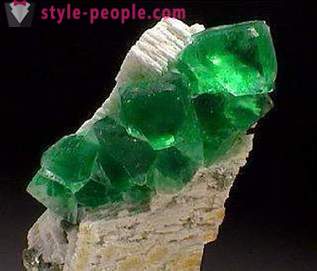 Πράσινο πολύτιμες πέτρες: σμαράγδι, demantoid, τουρμαλίνη