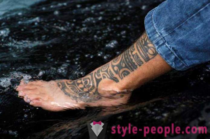 Χαρακτηριστικά τατουάζ για τους άνδρες με τα πόδια
