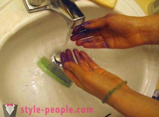 Μάθετε πώς να πλένουν τα βαφή μαλλιών από το δέρμα