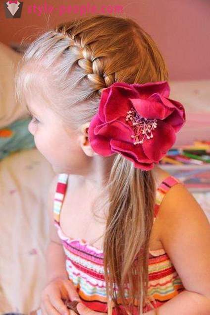 Hairstyles για μεσαίες μαλλιά για τα κορίτσια. χτενίσματα για διακοπές