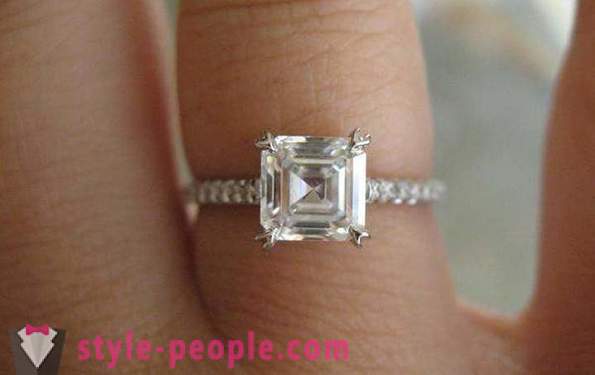 Σε κάποιο δάχτυλο φορέσει ένα δαχτυλίδι αρραβώνων; δαχτυλίδια αρραβώνων: φωτογραφία