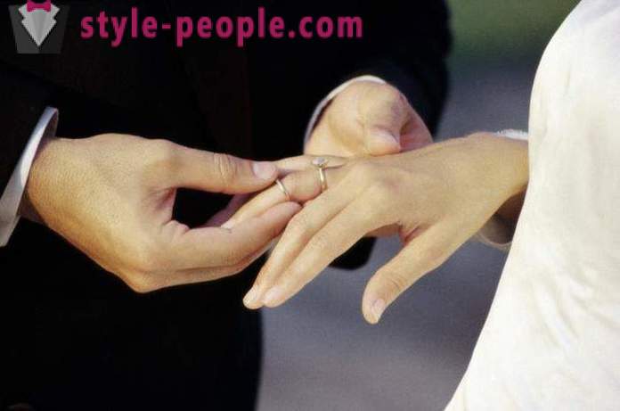 Σε κάποιο δάχτυλο φορέσει ένα δαχτυλίδι αρραβώνων; δαχτυλίδια αρραβώνων: φωτογραφία